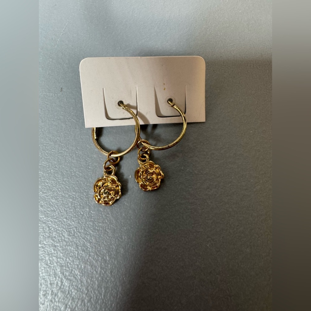 🛍️ any 5 items for $15 🛍️ Elegant Gold rose Hoop Earrings